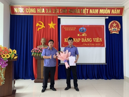 Chi bộ cơ sở Viện kiểm sát nhân dân huyện Bù Đăng tổ chức Lễ kết nạp Đảng viên mới.