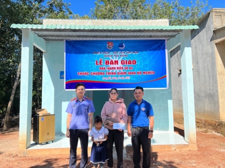 Đoàn viên Viện kiểm sát nhân dân huyện Phú Riềng tham gia trao nhà thanh niên số 43