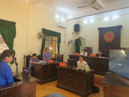 Viện kiểm sát nhân dân thị xã Bình Long phối hợp Tòa án nhân dân cùng cấp tổ chức phiên tòa rút kinh nghiệm kết hợp số hóa hồ sơ vụ án và công bố tài liệu, chứng cứ bằng hình ảnh
