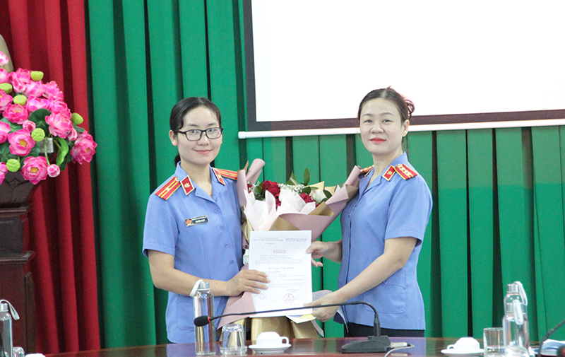 Chi bộ 01 thuộc Đảng bộ cơ sở Viện Kiểm sát nhân dân tỉnh Bình Phước tổ chức lễ kết nạp đảng viên mới