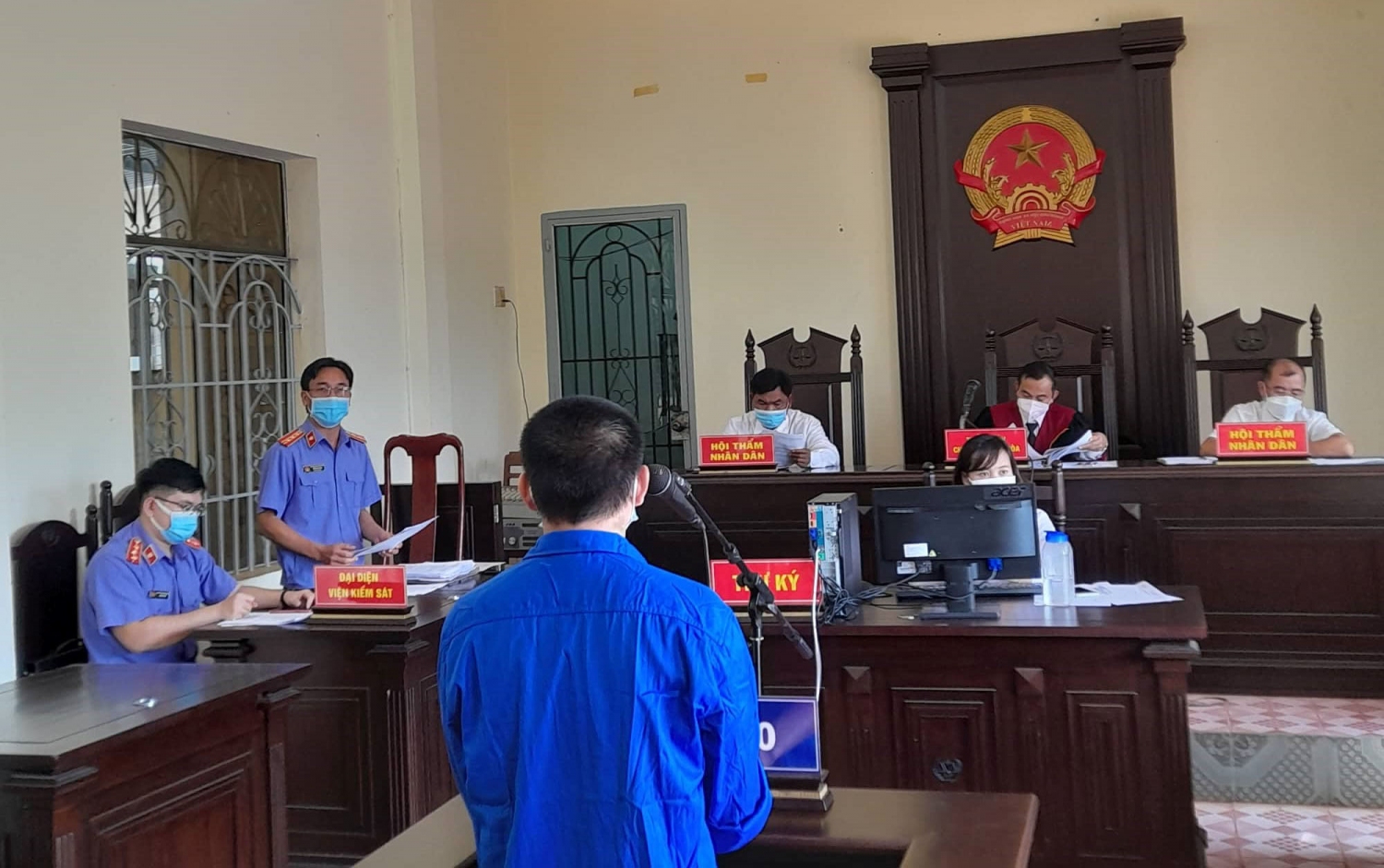 Viện kiểm sát nhân dân huyện Lộc Ninh tổ chức phiên tòa xét xử rút kinh nghiệm vụ án hình sự; kết hợp công tác tự đào tạo, đào tạo tại chỗ nâng cao chất lượng đội ngũ Kiểm tra viên, công chức của đơn vị