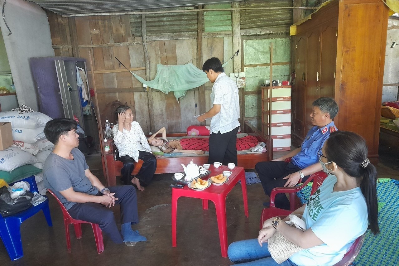 Công đoàn cơ sở Viện kiểm sát nhân dân huyện Lộc Ninh giúp đỡ công đoàn viên có hoàn cảnh khó khăn trong đơn vị