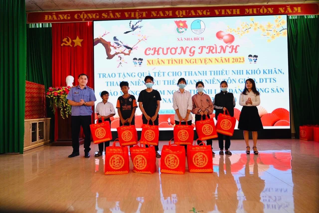 Công đoàn cơ sở Viện kiểm sát nhân dân thị xã Chơn Thành tặng quà cho những học sinh có hoàn cảnh khó khăn tại xã Nha Bích, thị xã Chơn Thành nhân dịp xuân Quý Mão 2023