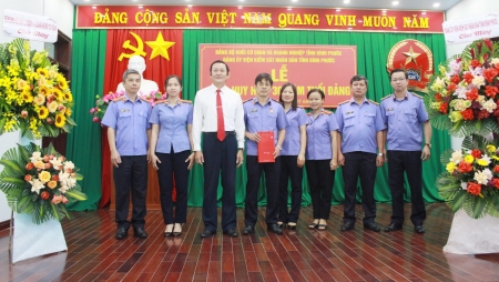 Lễ trao huy hiệu 30 năm tuổi Đảng cho Viện trưởng VKSND tỉnh Bình Phước và Hội nghị tổng kết công tác đảng năm 2021