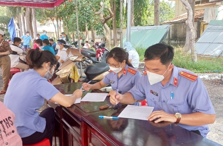 Công đoàn viên Công đoàn cơ sở Viện kiểm sát nhân dân huyện Chơn Thành tham gia hiến máu tình nguyện đợt I năm 2022