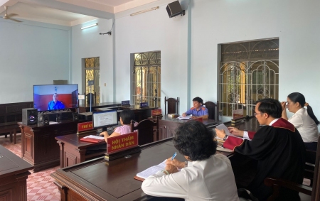 Viện kiểm sát nhân dân huyện Lộc Ninh và Tòa án cùng cấp phối hợp tổ chức phiên tòa trực tuyến, rút kinh nghiệm