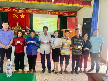 Viện kiểm sát nhân dân huyện Bù Đăng trao tặng thẻ bảo hiểm y tế cho người dân tộc thiểu số có hoàn cảnh khó khăn trên địa bàn huyện