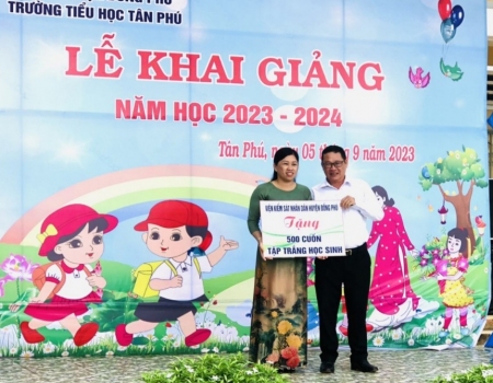Viện kiểm sát nhân dân huyện Đồng Phú  tặng quà cho các em học sinh có hoàn cảnh khó khăn nhân dịp năm học mới