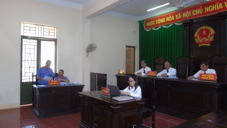 Viện trưởng Viện kiểm sát nhân dân thị xã Chơn Thành trực tiếp THQCT, kiểm sát xét xử sơ thẩm vụ án Mua bán người