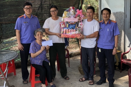 Viện KSND huyện Đồng Phú tặng quà gia đình có công với cách mạng