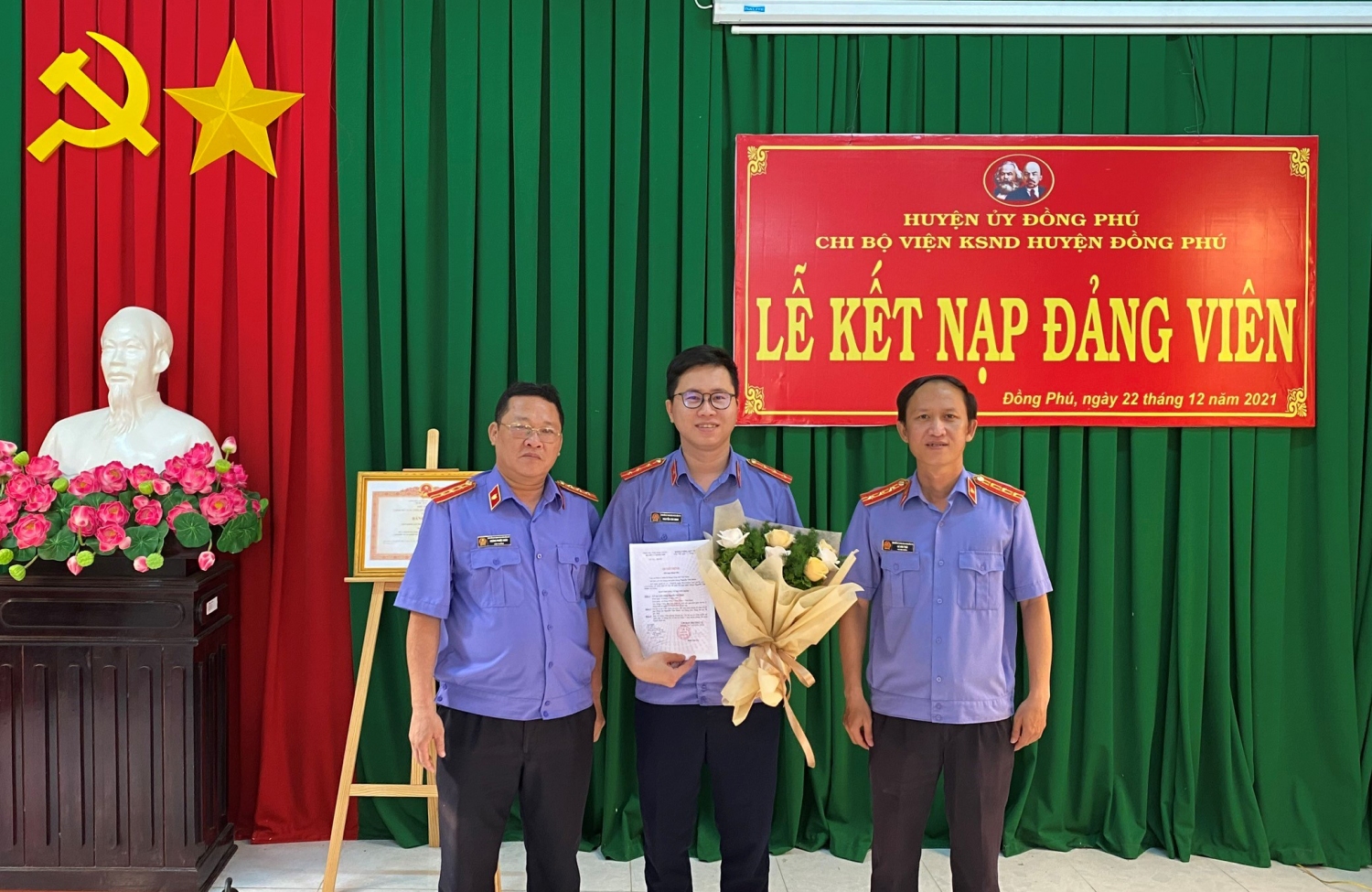 Chi bộ Viện Kiểm sát nhân dân huyện Đồng Phú tổ chức lễ kết nạp đảng viên