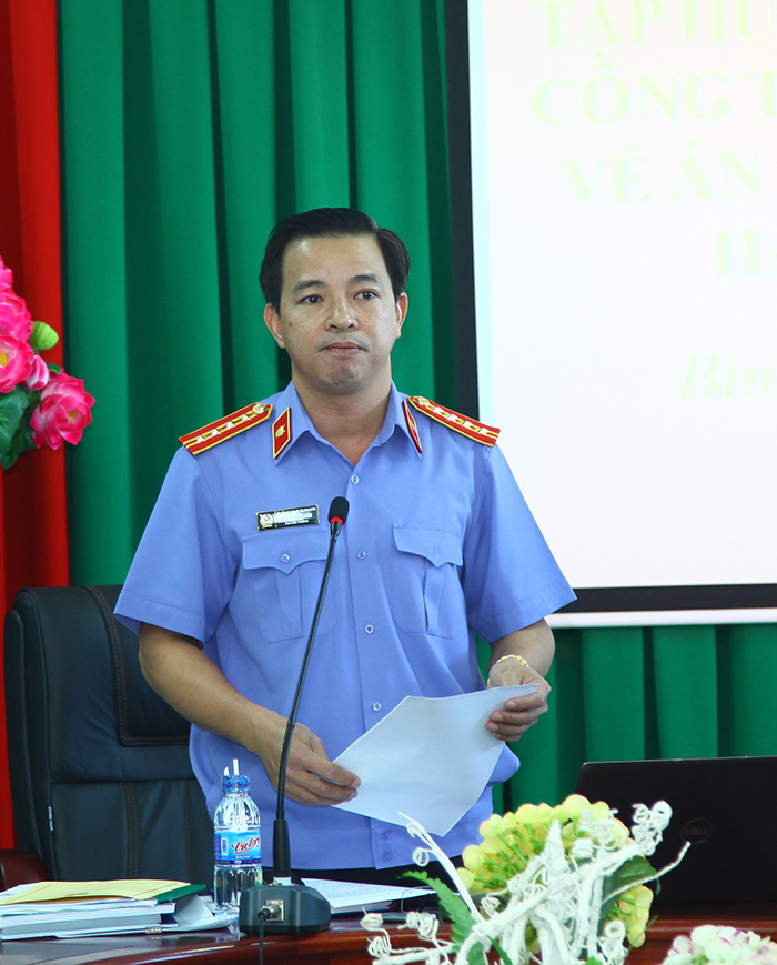 đ/c Nguyễn Quốc Hân, Phó Viện trưởng Viện KSND tỉnh phát biểu tại hội nghị